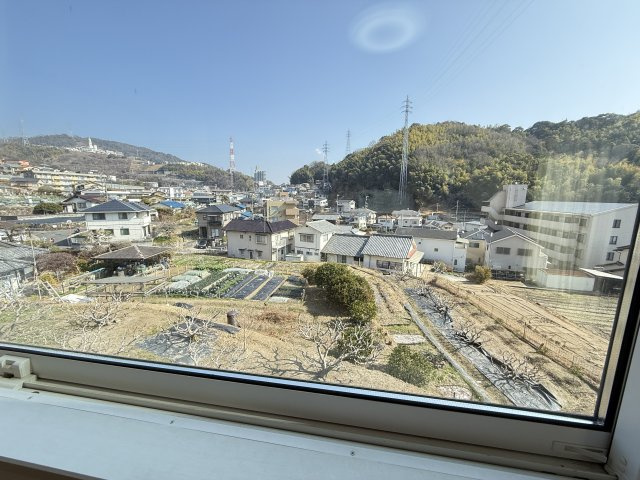 高台ならではの開放感ある眺望が魅力。住宅街や緑豊かな山並みを望む景色は、四季の移ろいを身近に感じられます。大きな窓から広がる景色が、日々の暮らしにゆとりと癒しをもたらしてくれます。