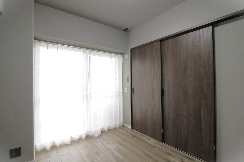 【洋室3：約4.2帖】バルコニーに面したお部屋です☆