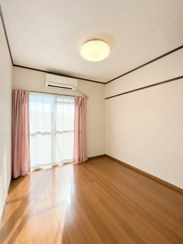 ◆気持ちの良い風が室内へ入り込む居室。家具を配置しても広々ご利用いただけます！！　