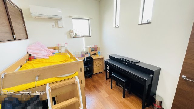 窓が3か所あるので、光が差し込み明るい6帖のお部屋です