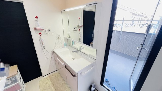 洗面室からバルコニーへ出入り可能です！洗濯物の移動が楽ですね！