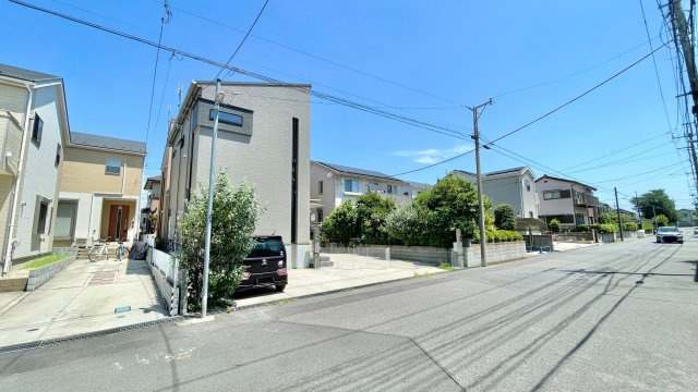 南向き道路に面し陽当り良好です！前面道路8ｍで車庫入れもスムーズ！