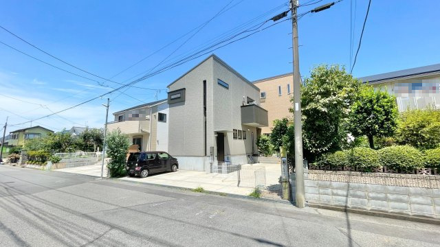 玄関が別のため居住用と事務所(サロンや教室)としても使い分け可！2階廊下のみ行き来可能な二世帯住宅！来客にも対応しやすい駐車6台可！東武アーバンパークライン「南桜井」駅まで徒歩10分！
