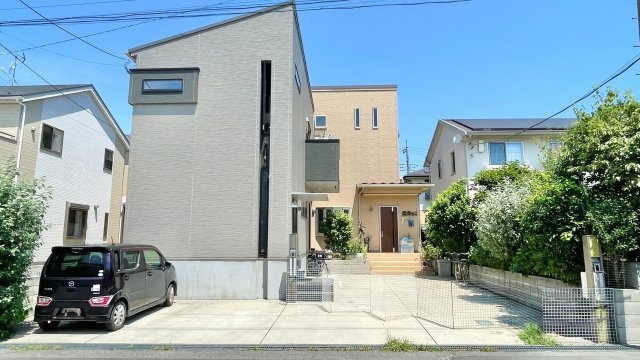 玄関が別のため居住用と事務所(サロンや教室)としても使い分け可！2階廊下のみ行き来可能な二世帯住宅！来客にも対応しやすい駐車6台可！東武アーバンパークライン「南桜井」駅まで徒歩10分！