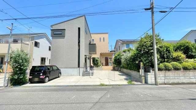 玄関が別のため居住用と事務所(サロンや教室)としても使い分け可！2階廊下のみ行き来可能な二世帯住宅！来客にも対応しやすい駐車6台可！東武アーバンパークライン「南桜井」駅まで徒歩10分！