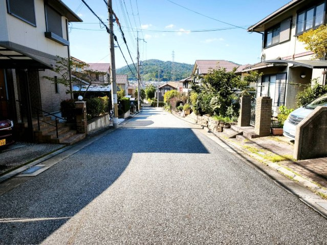 南側公道幅員約6.3ｍ（東側からの景色）　運転が苦手な方でも安心です