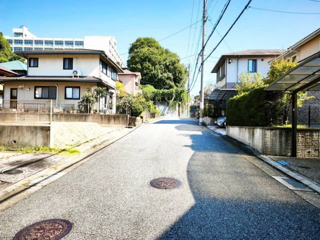 南側公道幅員約6.3ｍ（西側からの景色）　対向車とスムーズなすれ違いで安心です