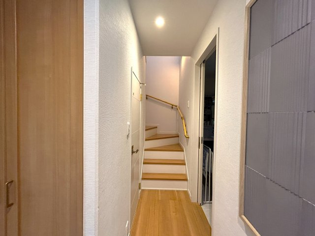 各居室へスムーズにアクセスできる機能的な廊下は、日々の生活動線を快適に整えてくれます。シンプルで明るい内装は圧迫感がなく、家全体に開放的な印象を与えます。適度な幅が確保されているため移動しやすいです。