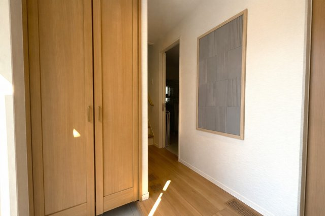 訪れた瞬間に心地よさを感じられる明るい空間。収納力のあるシューズボックスは、家族分の靴もすっきり整理可能です。廊下へと続く動線もスムーズで、毎日の出入りが快適。清潔感と機能性を兼ね備えた玄関です。