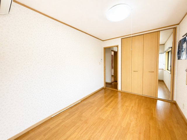 広々としたクローゼット付きの洋室は、収納力の高さが魅力です。衣類はもちろん、季節物や日用品もまとめて収納できるため、お部屋をすっきりと保てます。室内はシンプルで使いやすい形状となっています。