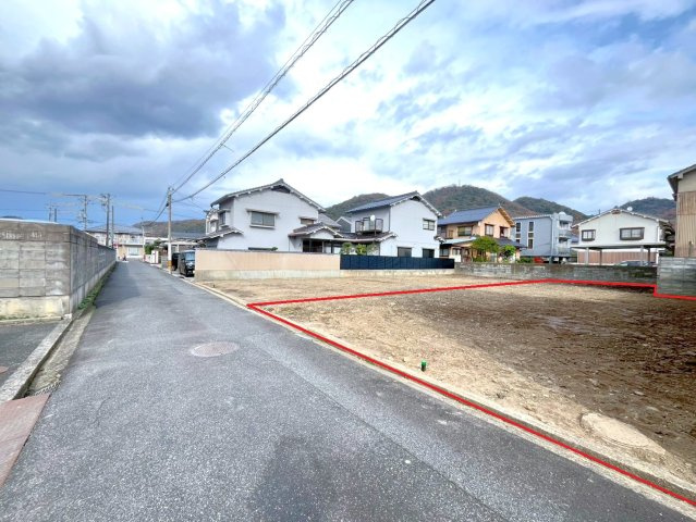 前面道路は4ｍです。国道から1本入った通りです。