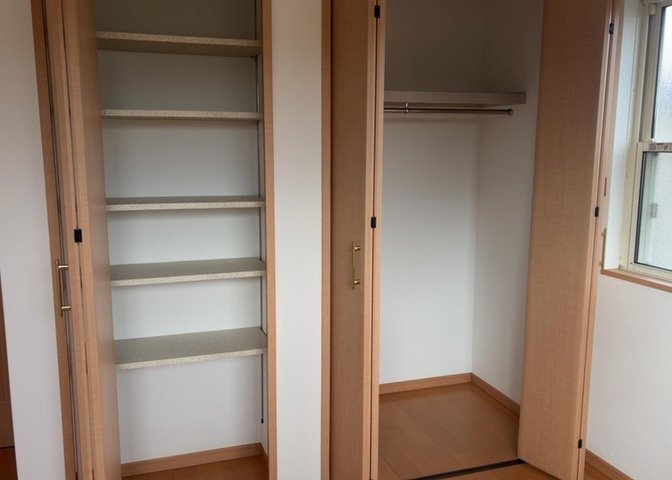 全居室に収納が配置された5LDKの間取りで、衣類や日用品を効率よく整理整頓できます。2026年7月の内装リフォームにより収納内部も気持ちよくお使いいただけます。お荷物が多いご家庭にもおすすめの住まいで