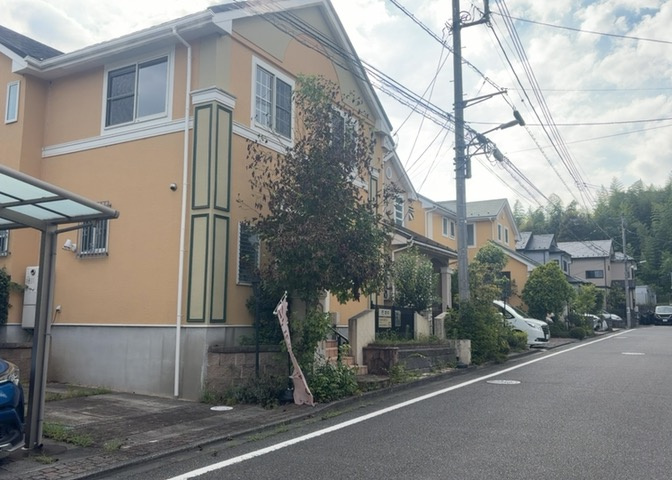 物件の前面道路を含む現地写真です。周辺交通量が少なめの静かな住環境で、小さなお子様がいるご家庭でも安心してお過ごしいただけます。横浜線片倉駅から徒歩14分とアクセスも大変スムーズなロケーションです。