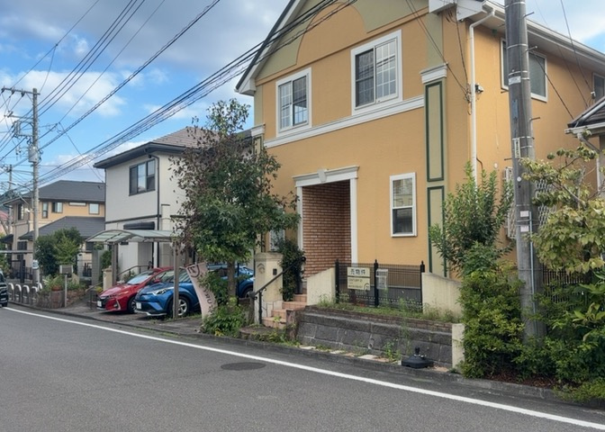 前面道路の幅員や接道状況をご確認いただけます。閑静な住宅街の一角に立地し、片倉車石北公園までわずか2mの近さです。近隣環境や道路の通り抜けやすさなどもあわせて現地でご覧になってみてください。