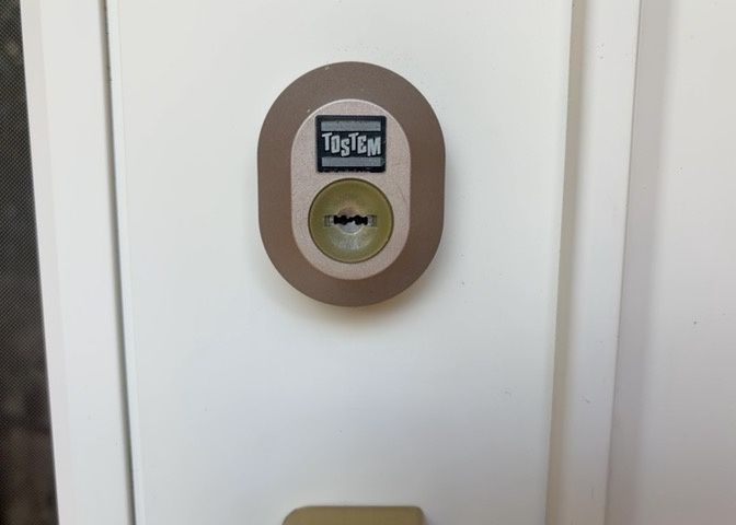 ご家族の安全を守る各種設備にもご注目ください。閑静な第一種低層住居専用地域に位置し、前面道路の交通量も少ない落ち着いた住環境です。防犯面や周囲の夜間の明るさなども現地見学の際にご確認いただけます。