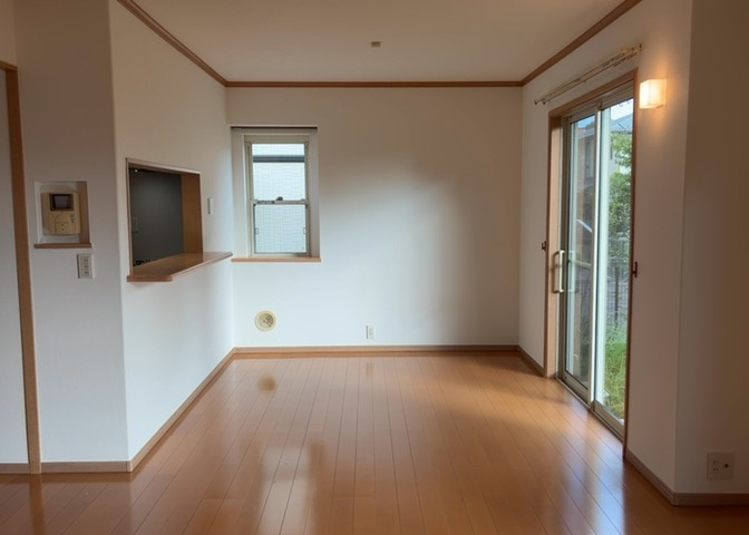 大きなダイニングテーブルも配置しやすいゆとりあるダイニングエリアです。20.3帖のLDK内に位置し、キッチンから出来立てのお料理をすぐ食卓へ配膳できます。全居室フローリング仕上げで掃除も簡単です。