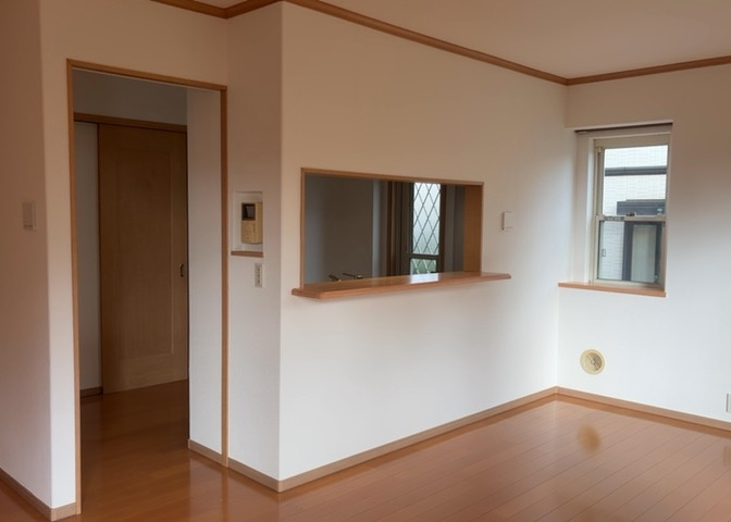 使い勝手の良いカウンターキッチンを採用したダイニングキッチンです。お料理中もご家族とのコミュニケーションが取りやすい仕様です。2026年7月にキッチン周りの水回りリフォームを完了しております。