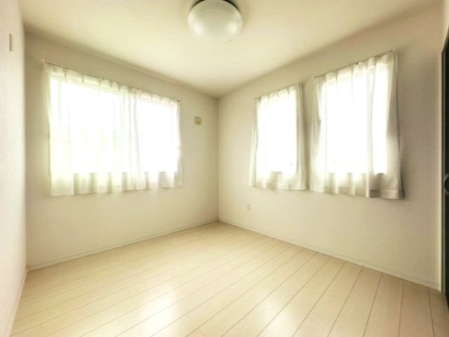 採光がしっかりとれている洋室です。窓からの眺望もよくなり視界が広いので、圧迫感がありません。明るさと風通し、明るい日差しと心地よい風で自分のお部屋でゆっくりくつろいでください。