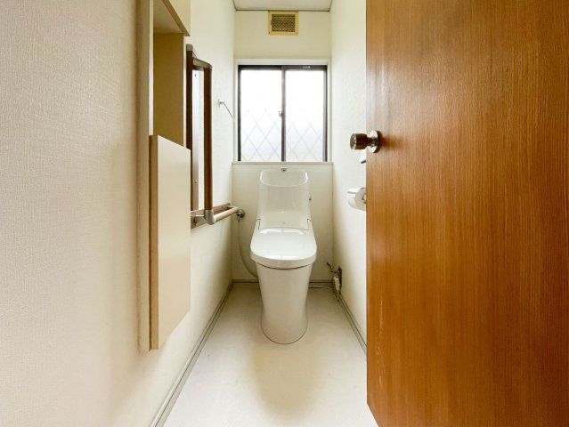 窓があり、照明をつけなくても明るいトイレです。