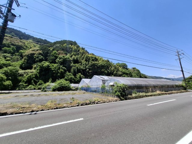 周囲は緑豊かな環境。週末利用や趣味の拠点にもおすすめ。