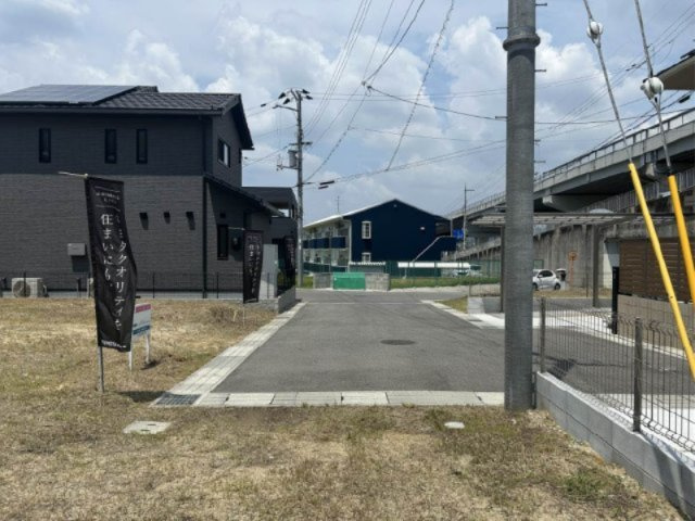 《建築条件なし宅地》8号地敷地内から全面道路を見た現地写真です。