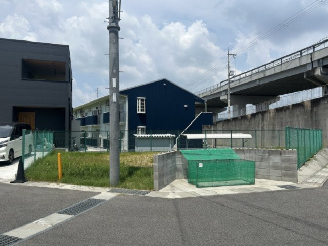 この分譲地の住民が使用するゴミステーションになります。