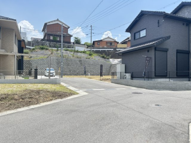《建築条件なし宅地》トヨタホーム分譲地現地入口を入って、左折した道路写真。この写真突き当りの右手土地が8号地です。