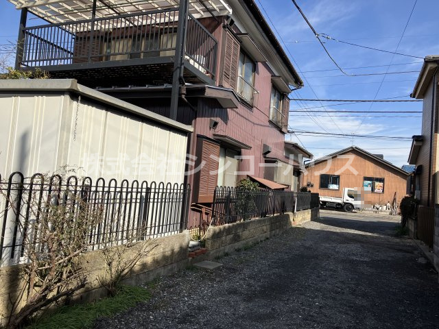 南東側道路も公道となっています。