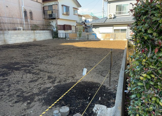 土地の形が極端に長細かったり、狭小地、あるいは道路との高低差がある傾斜地だった場合、後々売ろうとしても買い手がつかない場合もあります。後々、売却することになった時に価値の下がらない土地を選びましょう。
