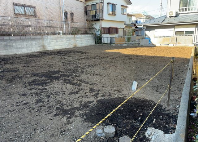 土地の形が極端に長細かったり、狭小地、あるいは道路との高低差がある傾斜地だった場合、後々売ろうとしても買い手がつかない場合もあります。後々、売却することになった時に価値の下がらない土地を選びましょう。