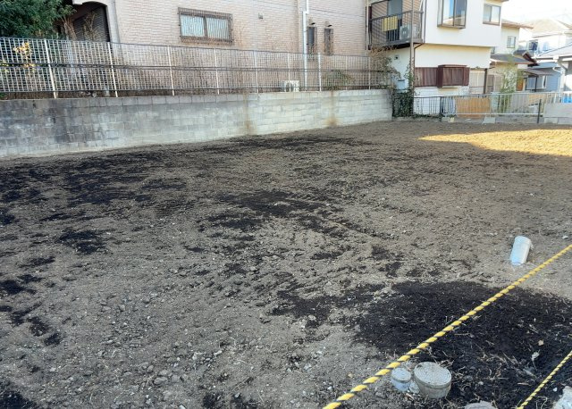 土地の面積＝住宅面積ではありません。建ぺい率の問題などで、土地のある場所によって住宅を建てられる面積は限られています。高さもしかり、「土地」という言葉の中には、建築条件も含まれると考えておきましょう。