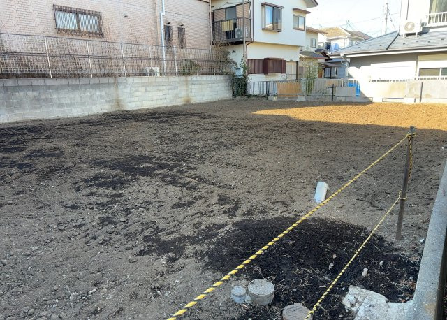 家を建てる場合、方位は要チェックです。現実的に日当たりのよい家ならばリビングは南側、建築基準法でも北側に当たる家への配慮は求められています。土地を見学に行く際は、方位磁針を持って行くようにしましょう。