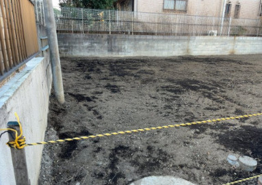 土地の前の道路に消火栓が設置されていることがあります。この場合、道路交通法第45条第1項により、駐車禁止の場所が指定されています。そのため、車庫などの駐車スペースをつくることができない場合があります。