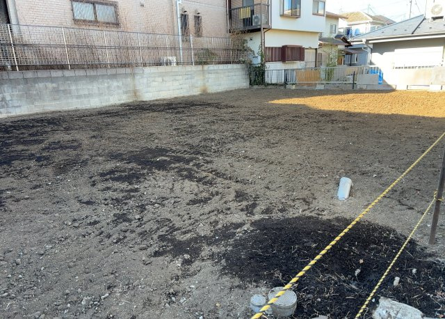 土地購入を検討されている場合、境界杭がない状態で購入してしまうと境界確定測量をする必要があり、費用がかかります。購入の前に、売主、隣土地所有者立ち合いのもと境界を確定し境界杭を設置するのがベストです。