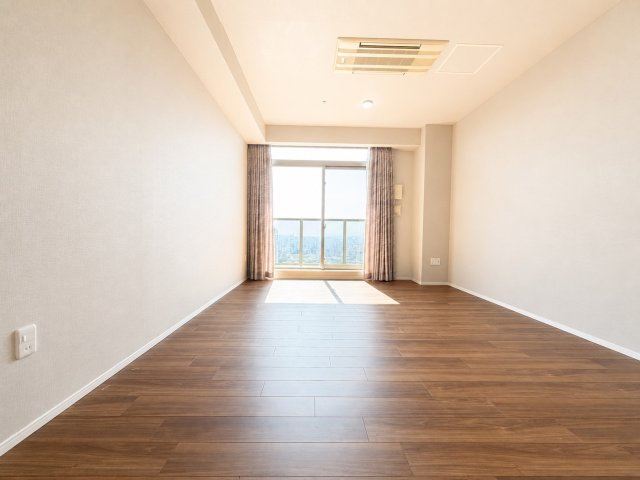 【リビングダイニング】約14.7帖！窓からたくさんの陽が差し込み、お部屋全体が明るく、暖かみある空間です☆