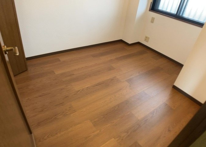 洋室のメリットは重い家具が置きやすく、身の回りが整理しやすいことです。　床がフローリングのため畳とは異なり凹みにくいです。　クローゼットなど収納が豊富で、普段使わない旅行カバンや服の整頓も簡単にです。