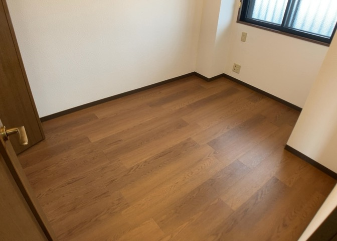 寝室でゆっくりと過ごすためにはベッド周りの適度な空間を担保することや窓の位置、照明の明るさ、寝室の広さなどを考える必要があります。自身や家族の構成とライフスタイルに併せて寝室にする部屋を選びましょう！