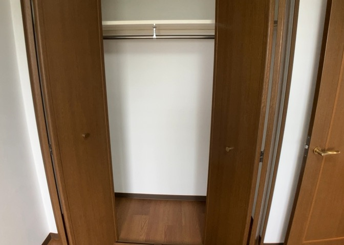 デザイン性を重視しすぎて収納が少なかった！なんてことにならないため、事前に現地で収納の数を確認しておくことをお勧めします。クローゼット以外にも床下収納や屋根裏収納、パントリーなどもチェックしましょう。
