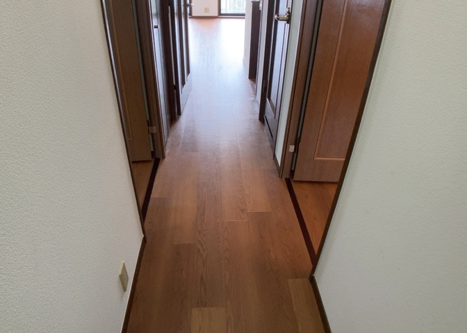 内装はとにかくおしゃれなものがいい！と選ぶ前に、まず住んだ後のことを想像してみましょう。住んでみたらコンセントの位置が悪くて使いにくいなど出てきます。事前にどの家電をどこに置くか想定しておきましょう。