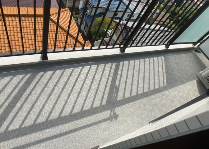 バルコニーは、室外の専用スペースのうち、「屋根がなく開放された空間」であるものを指します。ベランダより広いタイプのものが多く、日当たりもよいため家庭菜園などを楽しみたい人にとって適した環境となります。