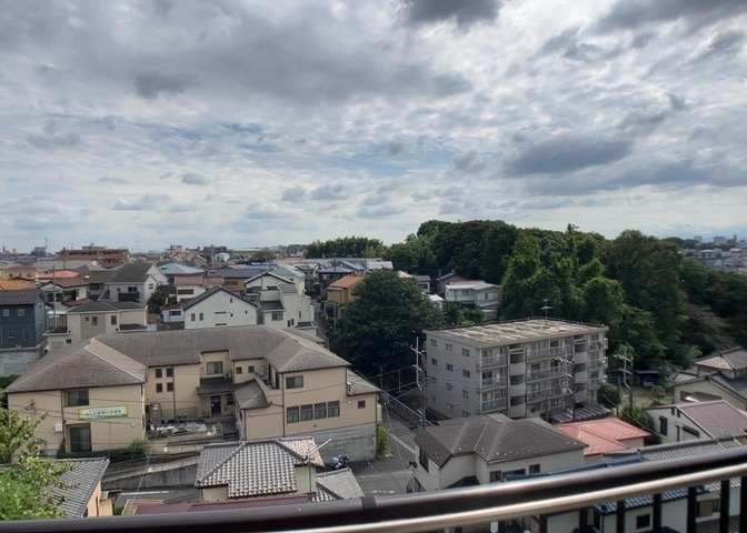 眺望の良さを楽しめるダイニングキッチンで家族団らんの時間を過ごしてはいかがでしょうか。バルコニーから見える景色を家族で眺める時間は、時間が経つのを忘れてしまいそうですね。是非、現地を見に行きましょう！
