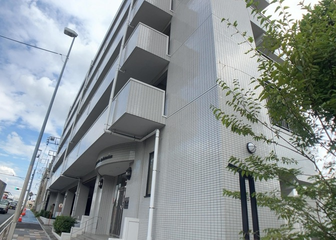 外観はマンション管理がされているかの目安になります。築年数が古いと、壁面は劣化してひび割れが生じることも！建物が古びていても細かいところが修繕されていると、きちんと管理されているなぁと感じるでしょう。
