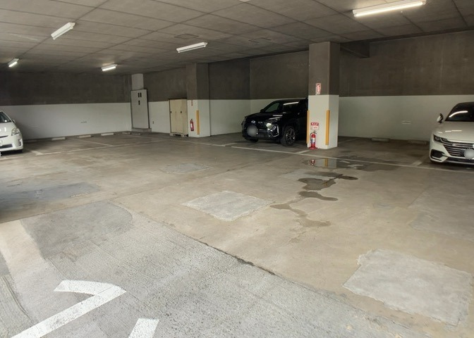 車一台あたりに必要なスペースは、標準サイズの普通自動車で横幅2m50cm、長さ5mは必要になります。ただし、乗降のことも考慮して横幅3m30cm、長さ5m50cmほどは確保できるところを選びましょう。