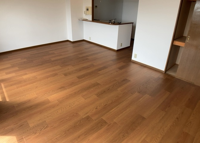 直線タイプはLとDKを一直線に並べた形で対面キッチンのタイプです。一般的なのでよく見かけるかもしれません。直線タイプに似た直接アイランドタイプは、キッチンとダイニングの間に壁がない分広く感じられます。