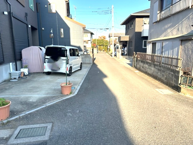 前面道路は既存道路となります。