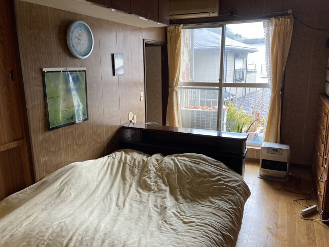 2階の洋室です。南に面しておりバルコニーへ出られます。