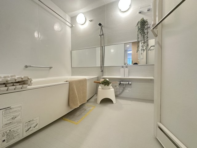 白を基調とした明るい雰囲気が、ゆったりと1日の疲れを癒すのにふさわしいバスルームです。