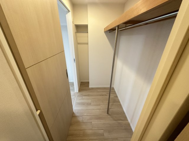 ウオークインクローゼットの様子になります。大型のクローゼットで、お部屋がすっきりと使えそうです。
