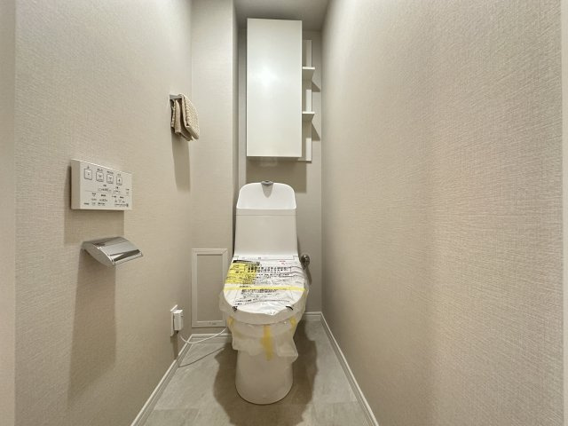 収納も備わったトイレスペースは清潔感もあり、落ち着いた空間です。