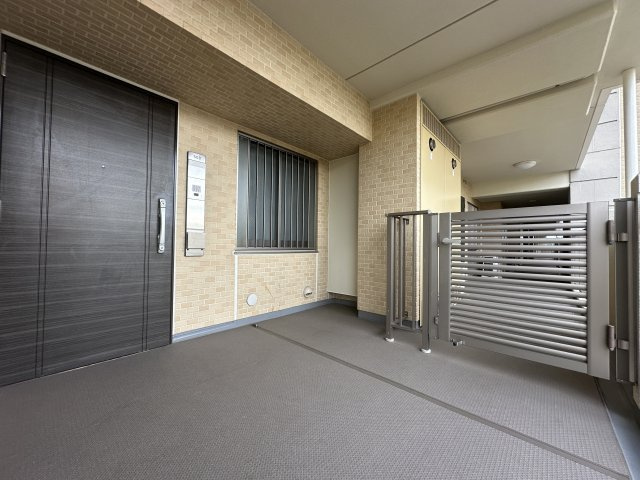 ポーチが広くとってあり、門扉も備わっており、プライベート性も高く、ベビーカーなどが置けそうです。